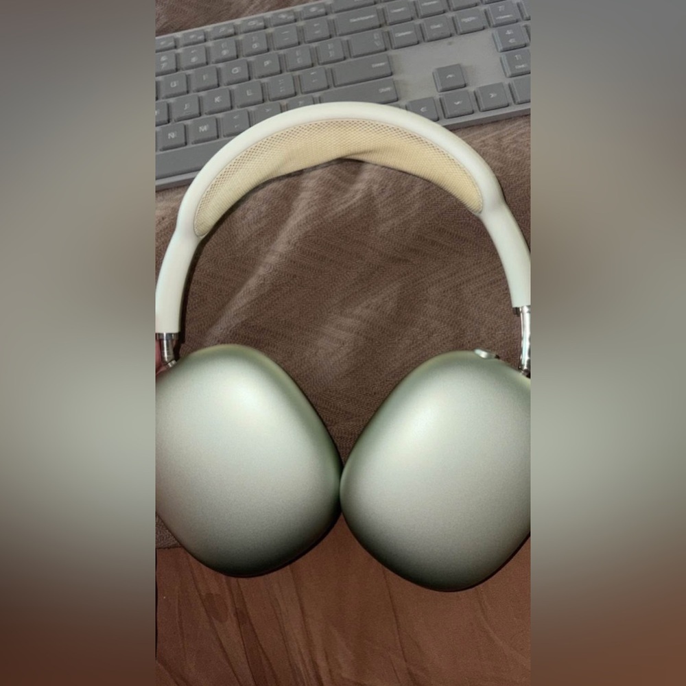 Apple AirPod Max (original charging port not USB-C)